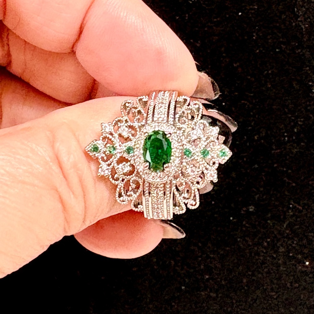 Elegant Silver and Green Gemstone Ring